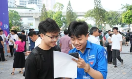 Sinh viên làm thủ tục nhập học hôm qua, 24/8 Ảnh: Hoa Ban