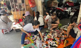 Những quầy hàng mỹ phẩm trên bạt nhựa bày bán đủ các loại mỹ phẩm “hiệu” giá bèo. Ảnh: U.P