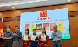 Nhà thơ Trần Thanh Cảnh (bìa phải) trao giải cho những người tham gia cuộc thi tìm hiểu tác phẩm của ông. Ảnh: NVCC