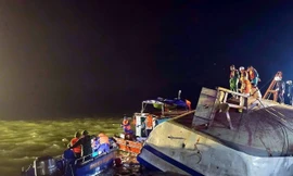 Lực lượng chức năng tổ chức tìm kiếm các nạn nhân của vụ lật tàu trên Vịnh Hạ Long. Ảnh: Thanh Vân