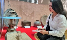 Nhiều bạn trẻ xúc động khi đến thăm Bảo tàng Mẹ Việt Nam Anh hùng, lắng nghe câu chuyện kỷ vật chiến tranh