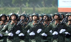 Các khối viên của Khối chiến sĩ Tác chiến điện tử trong buổi tổng hợp luyện nhiệm vụ A80 lần thứ nhất, ngày 17/7. ẢNH: NGUYỄN MINH