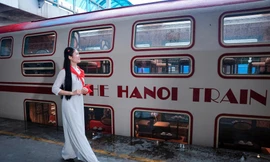 Đoàn tàu "Hà Nội 5 cửa ô" (The Hanoi Train) lấy cảm hứng hình ảnh của kinh thành Thăng Long xưa. Ảnh: Hoài Nam