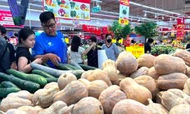 Cơ quan chức năng cần giữ ổn định giá cả khi lương tăng để người lao động hưởng lợi. Ảnh: Như Ý