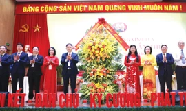Chủ tịch Ủy ban MTTQ Việt Nam TP Hà Nội Nguyễn Lan Hương tặng hoa, chúc mừng Đại hội Đảng bộ phường Vĩnh Tuy lần thứ nhất. Ảnh: Hiểu Minh