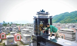 Võ Văn Siêu chăm sóc và dọn dẹp hàng nghìn phần mộ của những người đã khuất