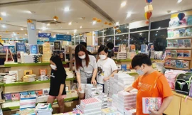 Phụ huynh mua SGK, dụng cụ học tập cho con. Ảnh: Nguyễn Dũng