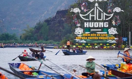 Lễ hội Chùa Hương hằng năm thu hút lượng lớn khách du lịch