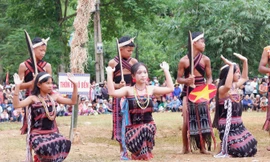 Trẻ em Cơ Tu tham gia biểu diễn trong lễ hội truyền thống. Ảnh: Nguyễn Thành