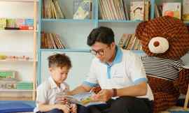 Anh Thạch Ngọc Hải chia sẻ niềm vui với em nhỏ trong Phòng tự học cho em