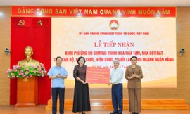 Bà Nguyễn Thị Hồng, Ủy viên Trung ương Ðảng, Thống đốc NHNN Việt Nam trao 82 tỷ đồng đóng góp của công đoàn viên, người lao động ngành ngân hàng cho ông Ðỗ Văn Chiến, Ủy viên Bộ Chính trị, Bí thư Trung ương Ðảng, Chủ tịch Ủy ban TWMTTQ Việt Nam.