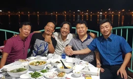 Ăn sò huyết Ba Đồn như một nghi thức. Ảnh: Nguyễn Tuấn