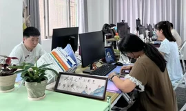 Người tham dự có thể chỉ ngồi không hoặc sử dụng máy tính để nộp đơn xin việc