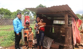 Cán bộ đoàn xã và gia đình em Pui Chưng 