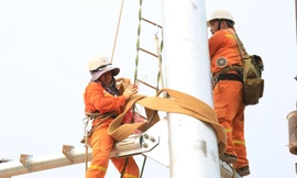 Công nhân mướt mồ hôi trên công trường