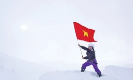 Chị Phạm Ngọc Phượng giương cao lá cờ Tổ quốc tại Bắc cực