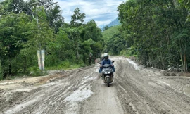 Bhling Ưi và “con ngựa sắt” vượt tuyến đường nhầy nhụa để đi làm. Đây cũng là nỗi ám ảnh của cán bộ xã Bến Giằng mỗi ngày khi đến nhiệm sở