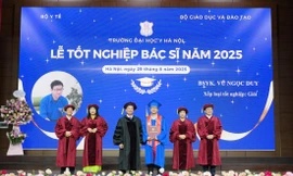 Vũ Ngọc Duy (người thứ ba từ phải sang) nhận bằng tốt nghiệp từ ban giám hiệu Trường Đại học Y Hà Nội Ảnh: NVCC
