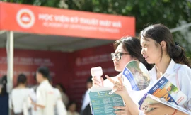 Thí sinh tìm hiểu thông tin tuyển sinh năm 2025 Ảnh: DƯƠNG TRIỀU