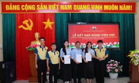 Uyễn Nhi và Hoàng Hào được kết nạp đảng tại đảo Thổ Chu trong những ngày tình nguyện hè tại đây