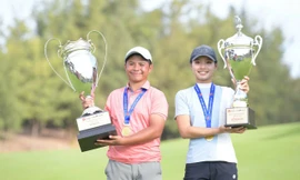 Khoảnh khắc Nguyễn Tuấn Anh và Lê Chúc An nâng cao Cup Vô địch Quốc gia