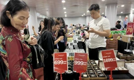 Người dân TPHCM tấp nập mua sắm sau khi hàng nghìn mặt hàng được giảm giá tới 80% nhằm kích cầu tiêu dùng ảnh: U.P