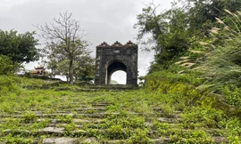 Một miếu thờ được lập lên ngay cạnh Hoành Sơn quan gây lộn xộn, nhếch nhác di tích 