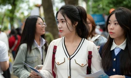 Thí sinh tìm hiểu thông tin tuyển sinh tại ngày hội tư vấn tuyển sinh ĐH năm 2025 Ảnh: NAM TRẦN 