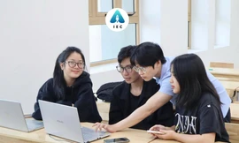 Thành viên CLB Khởi nghiệp Học viện Tài chính trao đổi về ý tưởng khởi nghiệp Ảnh: NVCC