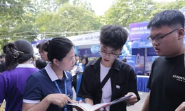 Thí sinh tìm hiểu thông tin tuyển sinh ĐH năm 2025Ảnh: NHƯ Ý 