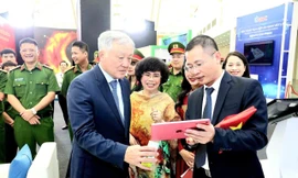 Phó Thủ tướng Thường trực Nguyễn Hòa Bình trải nghiệm công nghệ truy xuất nguồn gốc sản phẩm sữa tươi TH true MILK Ảnh: Báo Chính phủ