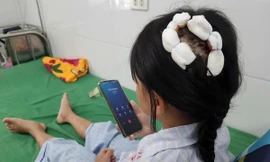 Vết thương trên đầu của H.T.N.L do cha dượng gây ra 