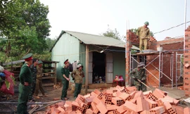 Bộ đội Trung đoàn 48 (Sư đoàn 320, Quân đoàn 34) xây nhà mới cho đồng bào nghèo ở tỉnh Gia Lai 