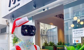 Robot phục vụ món phở tại Lễ hội văn hóa ẩm thực Hà Nội 2024 Ảnh minh họa: INT