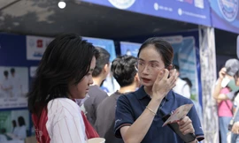 Thí sinh tìm hiểu thông tin tuyển sinh ĐH năm 2025Ảnh: NHƯ Ý 