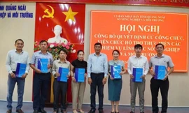 Lãnh đạo Sở NN&MT tỉnh Quảng Ngãi trao quyết định cử công chức, cán bộ về cơ sở 