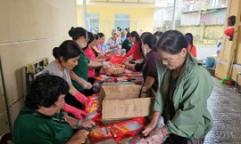 Các tình nguyện viên tích cực chuẩn bị hàng nghìn suất cơm cứu trợ người dân vùng lũ