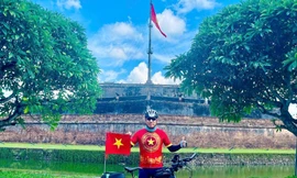 Anh Nguyễn Quang Thắng bắt đầu hành trình xuyên Việt 927km từ Kỳ Đài, Huế Ảnh: NVCC 