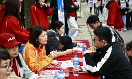 Thí sinh tìm hiểu thông tin tuyển sinh ĐH năm 2025 Ảnh: NHƯ Ý 