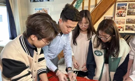 Nguyễn Viết Kiên (thứ 2, từ trái qua) gói bánh chưng cùng du học sinh Việt Nam tại Lyon (Pháp)