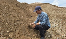 Anh Nguyễn Minh Tú Anh với sản phẩm được xay nghiền từ xà bần Ảnh: Nguyễn Thành 