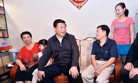 Năm 2014, Chủ tịch nước Trung Quốc Tập Cận Bình thăm một gia đình ở Phúc Kiến nơi ông làm lãnh đạo tỉnh này từ năm 1999 tới năm 2002. Trước khi trở thành lãnh đạo Trung Quốc, ông công tác tại Phúc Kiến, Chiết Giang, Thượng Hải, dù quê tỉnh Thiểm Tây, sinh ra tại Bắc KinhẢnh: Xinhua 