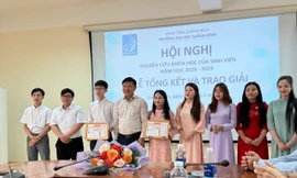 Hằng được vinh danh tại lễ tổng kết và trao giải nghiên cứu khoa học của sinh viên Đại học Quảng Bình