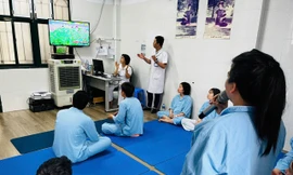 Các bệnh nhân trong căn phòng trị liệu bằng âm nhạc