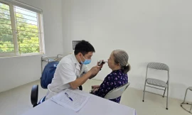 Khám sức khỏe miễn phí cho người dân ở xã Quang Minh - Hà Nội theo tinh thần Nghị quyết 72 của Bộ Chính trị. Ảnh: Thanh Hiếu