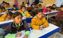 Học sinh Trường Phổ thông dân tộc bán trú Tiểu học và THCS Mồ Dề (Lào Cai) trong một tiết học tiếng AnhẢnh: NGHIÊM HUÊ 