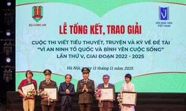 Thượng tướng Trần Quốc Tỏ (thứ ba từ phải sang) và nhà thơ Nguyễn Quang Thiều trao giải cho 4 tác giả đoạt giải A