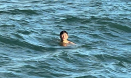 Anh Lê Văn Sanh lúc được cứu không có áo phao, anh đã bơi bộ khoảng 24 giờ liên tục Ảnh: Nguyễn Ngọc 