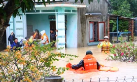 Bộ đội Hải quân đưa người dân ra khỏi vùng nguy hiểm 