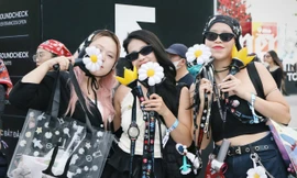 Nhiều khán giả nữ trang điểm, ăn vận lộng lẫy đi gặp thần tượng Ảnh: GIA LINH 